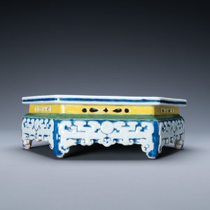 Un socle en porcelaine de Chine famille rose à décor d'antiquités, Yongzheng — photo 4
