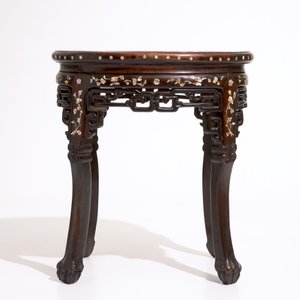 Un socle ovale en bois sculpté incrusté de nacre et marbre, Chine, 19ème — photo 5