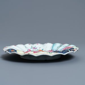 Un sous-plat godronné en porcelaine de Chine famille rose à décor de grenades sur feuilles de tabac, Qianlong — photo 3