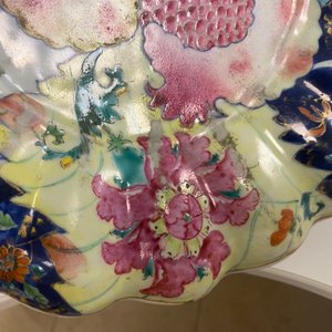 Un sous-plat godronné en porcelaine de Chine famille rose à décor de grenades sur feuilles de tabac, Qianlong — photo 6