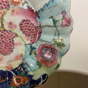Un sous-plat godronné en porcelaine de Chine famille rose à décor de grenades sur feuilles de tabac, Qianlong — photo 7