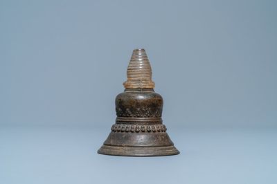Un stupa en bronze au yasti en cristal de roche, Tibet, 18ème
