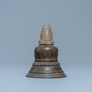Un stupa en bronze au yasti en cristal de roche, Tibet, 18ème — photo 3