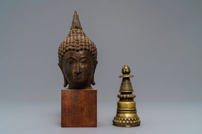 Un stupa tibetain en bronze doré et une tête de Bouddha en bronze laqué, Laos, 16/17ème
