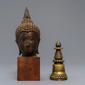 Un stupa tibetain en bronze doré et une tête de Bouddha en bronze laqué, Laos, 16/17ème — photo 1