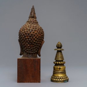 Un stupa tibetain en bronze doré et une tête de Bouddha en bronze laqué, Laos, 16/17ème — photo 3