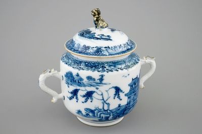 Un sucrier et son couvercle en porcelaine de Chine bleu et blanc doré, Qianlong