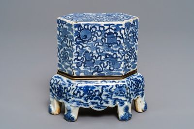 Un support d'autel et son couvercle en porcelaine de Chine 'Bleu de Hue' pour le Vietnam, 19ème