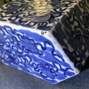 Un support d'autel et son couvercle en porcelaine de Chine 'Bleu de Hue' pour le Vietnam, 19ème — photo 11