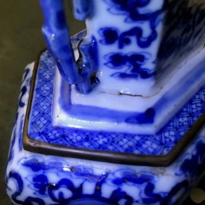 Un support d'autel et son couvercle en porcelaine de Chine 'Bleu de Hue' pour le Vietnam, 19ème — photo 24