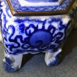 Un support d'autel et son couvercle en porcelaine de Chine 'Bleu de Hue' pour le Vietnam, 19ème — photo 27