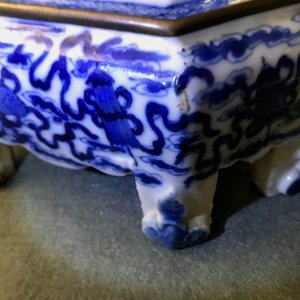 Un support d'autel et son couvercle en porcelaine de Chine 'Bleu de Hue' pour le Vietnam, 19ème — photo 28