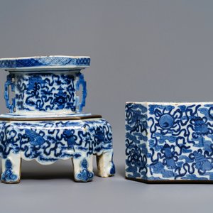Un support d'autel et son couvercle en porcelaine de Chine 'Bleu de Hue' pour le Vietnam, 19ème — photo 4