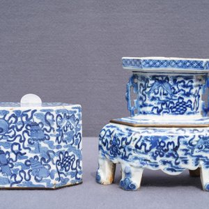 Un support d'autel et son couvercle en porcelaine de Chine 'Bleu de Hue' pour le Vietnam, 19ème — photo 33