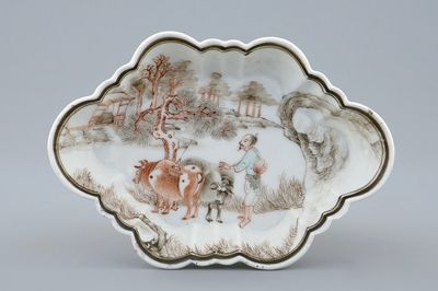 Un support de cuillère en porcelaine de Chine grisaille, Yongzheng/Qianlong