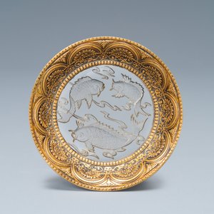 Un support de gobelet en verre gravé à décor de carpes encerclé de cuivre doré, Chine, Qing — photo 1