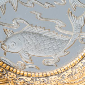 Un support de gobelet en verre gravé à décor de carpes encerclé de cuivre doré, Chine, Qing — photo 6