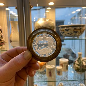 Un support de gobelet en verre gravé à décor de carpes encerclé de cuivre doré, Chine, Qing — photo 7