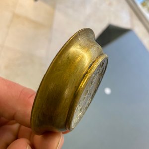 Un support de gobelet en verre gravé à décor de carpes encerclé de cuivre doré, Chine, Qing — photo 8