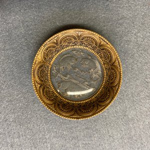 Un support de gobelet en verre gravé à décor de carpes encerclé de cuivre doré, Chine, Qing — photo 9