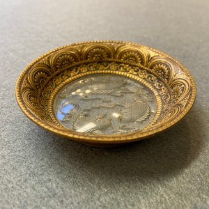 Un support de gobelet en verre gravé à décor de carpes encerclé de cuivre doré, Chine, Qing — photo 10