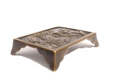 Un support de pinceaux en bronze à décor en relief, Chine, Ming