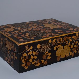 Un suzuribako en laque à décor de vignes, Japon, Edo ou Meiji, 18/19ème — photo 1