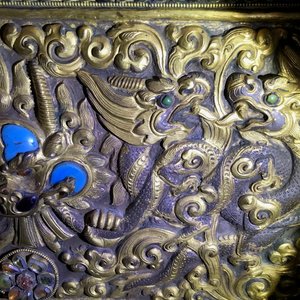 Un table d'autel pliant de type 'tepchog' en bronze doré et cuivre repoussé, Tibet, 19ème — photo 15
