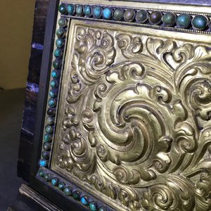 Un table d'autel pliant de type 'tepchog' en bronze doré et cuivre repoussé, Tibet, 19ème — photo 28