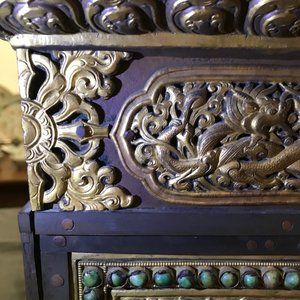 Un table d'autel pliant de type 'tepchog' en bronze doré et cuivre repoussé, Tibet, 19ème — photo 31