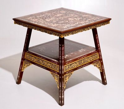 Un table en bois partiellement doré et sculpté avec incrustations en bois, Chine, 20ème