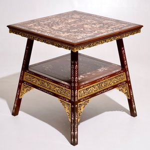 Un table en bois partiellement doré et sculpté avec incrustations en bois, Chine, 20ème — photo 1