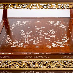 Un table en bois partiellement doré et sculpté avec incrustations en bois, Chine, 20ème — photo 3
