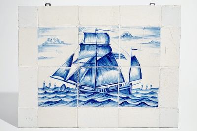 Un tableau de carreaux de Delft en bleu et blanc à décor d'un harenguier, 18ème