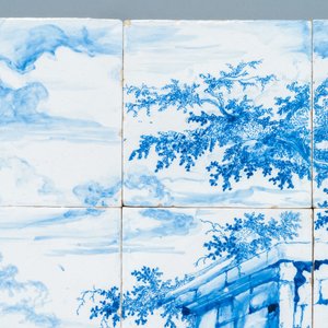 Un tableau de carreaux en faïence de Delft en bleu et blanc à décor d'une bergère, 18ème — photo 3