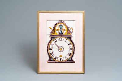 Un tableau de carreaux en faïence de Delft polychrome à décor d'une pendule, 18ème