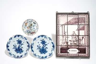 Un tableau de carreaux et trois plats en faïence de Delft, 18/19ème