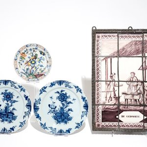 Un tableau de carreaux et trois plats en faïence de Delft, 18/19ème — photo 1
