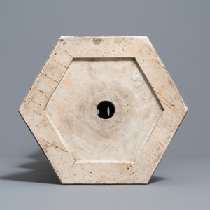 Un tabouret de forme hexagonale en porcelaine de Chine famille rose, 19ème — photo 7