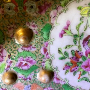 Un tabouret de forme hexagonale en porcelaine de Chine famille rose de Canton, 19ème — photo 10