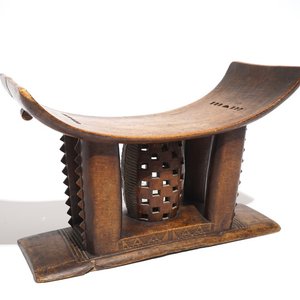 Un tabouret en bois sculpté, Ashanti, Ghana, 20ème — photo 1
