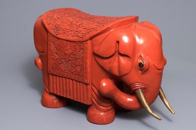 Un tabouret en forme d'éléphant en laque de Chine, République, 20ème