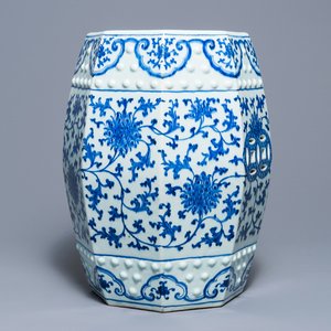 Un tabouret en porcelaine de Chine bleu et blanc aux rinceaux de lotus, Qianlong — photo 1