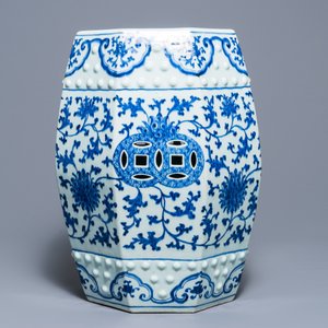 Un tabouret en porcelaine de Chine bleu et blanc aux rinceaux de lotus, Qianlong — photo 5