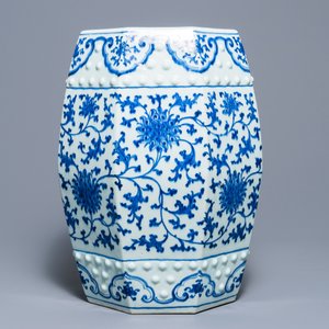 Un tabouret en porcelaine de Chine bleu et blanc aux rinceaux de lotus, Qianlong — photo 6