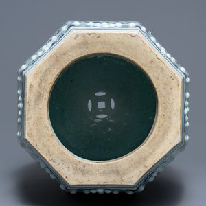 Un tabouret en porcelaine de Chine bleu et blanc aux rinceaux de lotus, Qianlong — photo 8