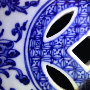 Un tabouret en porcelaine de Chine bleu et blanc aux rinceaux de lotus, Qianlong — photo 10