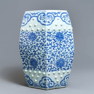 Un tabouret en porcelaine de Chine bleu et blanc, Qianlong/Jiaqing — photo 2