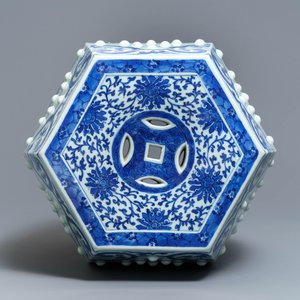 Un tabouret en porcelaine de Chine bleu et blanc, Qianlong/Jiaqing — photo 5