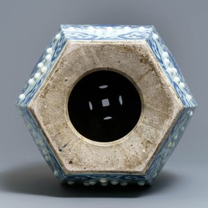 Un tabouret en porcelaine de Chine bleu et blanc, Qianlong/Jiaqing — photo 6